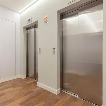 Deluxe In Center By Lovelystay Apartment